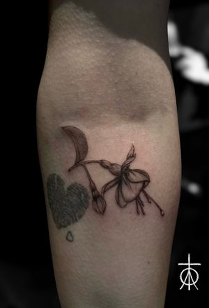 Micro Realism Flower Tattoo #smalltattoo #microrealism #tinytattoo #claudiafedorovici #finelinetattooartist #tattooartistsamsterdam #tempesttattooamsterdam 
