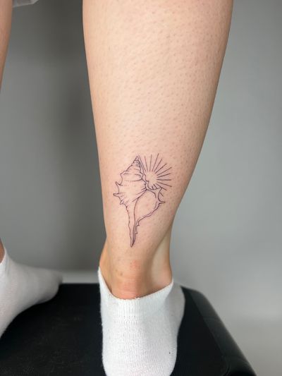 Embrace the beauty of the sun and sea with this fine line and illustrative tattoo by Emma InkBaby. Perfect for lovers of nature and summer vibes.