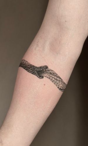 Saka Tattoo's artistic touch brings this intricately designed snake ouroboros armband to life. A unique and stunning piece for your body art collection.