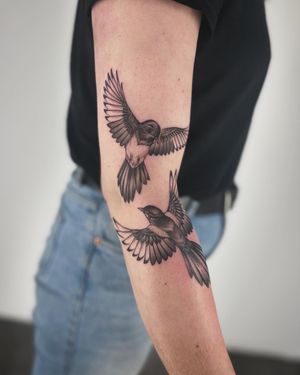 Get mesmerized by this illustrative magpie bird tattoo crafted by the talented artist Paula. Perfect for bird lovers!