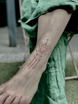 Ornamental ankle piece