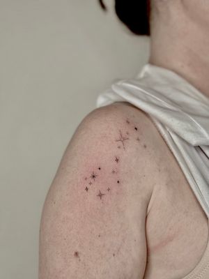 Elegantly crafted by Katerina Nireta, this delicate fine line tattoo features a charming star motif.