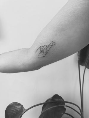 Get your fingers crossed with this illustrative fine line tattoo symbolizing luck and hope, created by the talented artist Timmy.