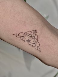 half azulejo ornament on her inner arm 🥹✨