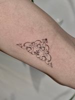 half azulejo ornament on her inner arm 🥹✨