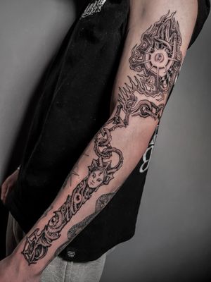 Experience the dark beauty of blackwork tattoo featuring a goth weapon design by the talented artist Misa.