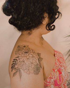 floral stretch marks/scars cover-up on the shoulders