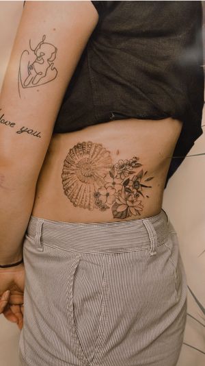 Fine-line ammonite with flowers on the ribs/stomach 