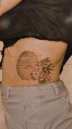 Fine-line ammonite with flowers on the ribs/stomach 