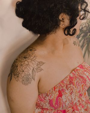 floral stretch marks/scars cover-up on the shoulders