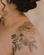 floral stretch marks/scars cover-up on the shoulders