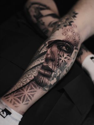 Amazing collaboration of realism with ornament and dotwork in black and grey execution