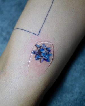 Microrealism ribbon star tattoo