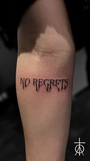 Blackwork Lettering Tattoo by Claudia Fedorovici #blackworktattoo #letteringtattoo #finelinetattooartist #claudiafedorovici #tattooartistsamsterdam #tempesttattooamsterdam 