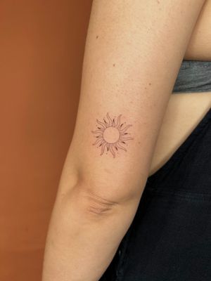 ‘The sun’
Done at @alma____studio 
Booking: alessia.a.tattoo@gmail.com