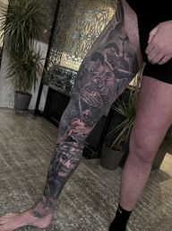 black and grey greek and roman warriors full leg tattoo completed