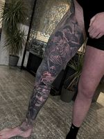 black and grey greek and roman warriors full leg tattoo completed