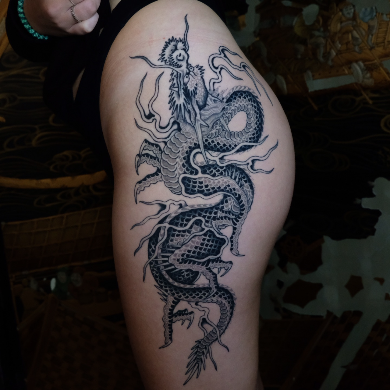 Chinese Dragon on Thigh: Powerful & Elegant