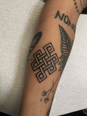 Intricate endless knot design by Claudia Vicente, symbolizing the eternal cycle of life and interconnectedness in Buddhism.