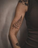 Najlepsze co może Cię spotkać w życiu tatuatora, to kiedy inny tatuator chce zrobić u Ciebie tatuaż. Ania @indianka___ oddała mi kawałek skóry, a ja oddałam jej kawałek serca! Niesamowicie się cieszę, że mogę współpracować z tak wspaniałą osobą. #laczynaspasja #ktobypomyslal #florabydgoszcz #dziaramsieulimowej #dziaramsieuindianki #limowatattoo #pieknapaprotka #paprotkatattoo #paproctattoo #paproc #paprotka