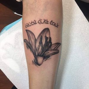 Gorgeous little Lilly flower from ralphrosatattoo. #nyc #lily #flower #blackandgrey  #love 
