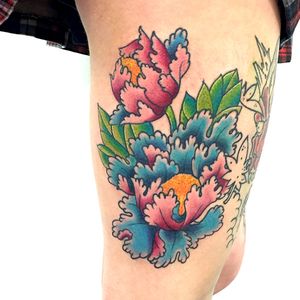 Flower tattoo by Alex Ward #flower #color #alexward #venusbodyarts 