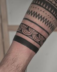 • traditional armring •artist: @timbo.tattoo studio: @_ohana_atelier_ .Danke für dein Vertrauen. Ich liebe traditional Tattoos. Das Spiel aus dicken und dünnen Outlines und dieses sehr harte und trotzdem ästhetische Shading fasziniert mich total..#tattoo #tattooideas #tattooinspiration #tattooartist #artistsoninstagram #inked #traditionaltattoo #armringtattoo #armring #tattooosnabrück #osnabrück #ohanaatelier