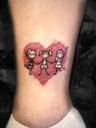 Lazos que no se rompen. ❤️ Unidas por siempre. Gracias por dejarme plasmar esta conexión tan especial en la piel. 📩 consultas y citas por DM #FineLineBarcelona #BarcelonaTattoo #TatuadorasBarcelona #Microrealism #tattoobcn