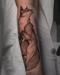 *** BOOKS OPEN - link in bio*** Fox tattoo for Eva 🦊 Wrapping around the forearm, so swipe to see the rest of it 👉🏻 Done at @muka_studio . . . #foxtattoo #tattoocracow #tatuazkrakow #forearmtattoo #lama_del_ray
