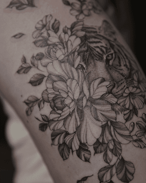 Floral tattoo style