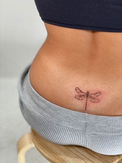 A beautifully intricate dragonfly tattoo done in fine line style by artist ᴢᴜᴢᴀɴɴᴀ. The design features delicate details and a graceful appearance.