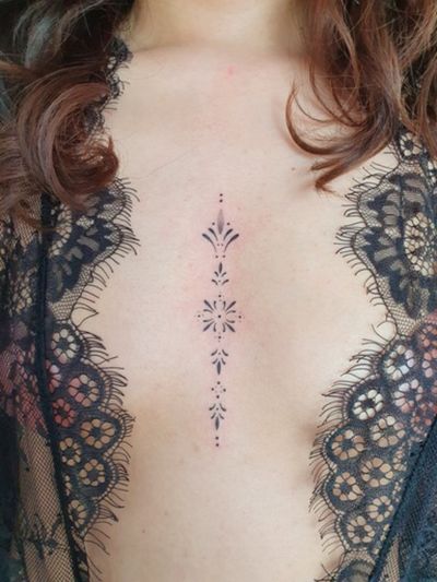 When elegance and sexy cross paths. This beautiful ornament is a perfect example of how to enhance a womans beauty through tattooing 🖤