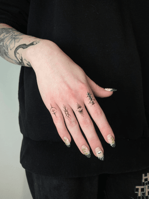 Bloodborne Symbols on Fingers