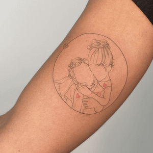 Fine line minimal outline tattoo by Larissa depicting a family portrait in subtle detail.