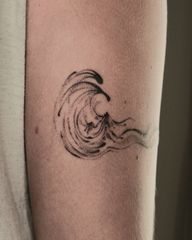 Handpoked • made dot by dotTextured waves flowing along the arm, carrying mountains within.The mountains gradually transform into the wave itself, blending into a fluid gradient of textures that move with the body.Done @debutstudios Flash and custom designs WelcomeTo inquire or book in, please DM or use the link in Bio. #handpoke #handpokelondon #stickandpoketattoo #abstract #flowytattoo #hongkongtattoo #香港紋身 #手刺