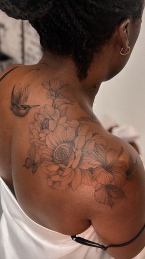 Elegantly detailed black and gray fine line tattoo of a hummingbird and flower, beautifully crafted by Alex Caldeira.