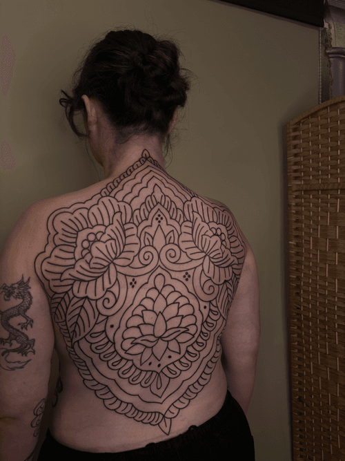 Full Back Ornamental Outline
