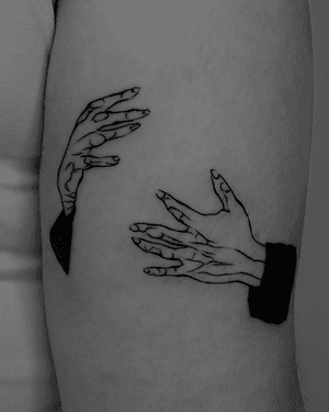 An illustrative blackwork tattoo featuring hands in a warm hug, created by Alona Hamova.