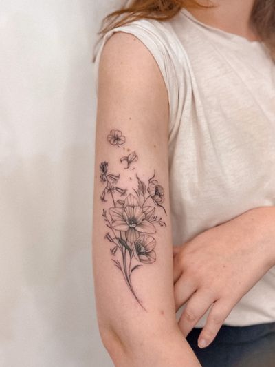 Beautiful floral tattoo featuring a detailed flower design by Alex Caldeira.