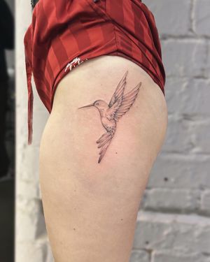 This black and gray illustrative tattoo of a hummingbird beautifully captures the grace and beauty of this enchanting bird.