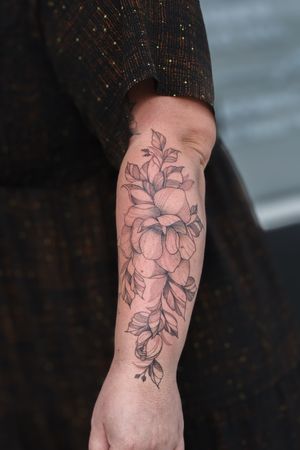 Beautiful black and gray flower tattoo by the talented Steffan Eagle, showcasing intricate fine line details.