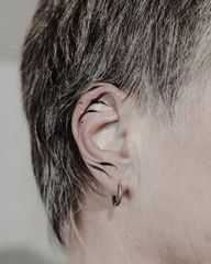I’m blessed with a mother that allows me to accessorize her with tattoos. ??? Booking link in bio. @mycelio.atelier @dynamiccolor @nexus_cartridges ⟡ #TattooArt #MinimalisticTattoo #BodyArtistry #DenmarkTattoos #ArtCollectors #EarTattoo #Blackwork
