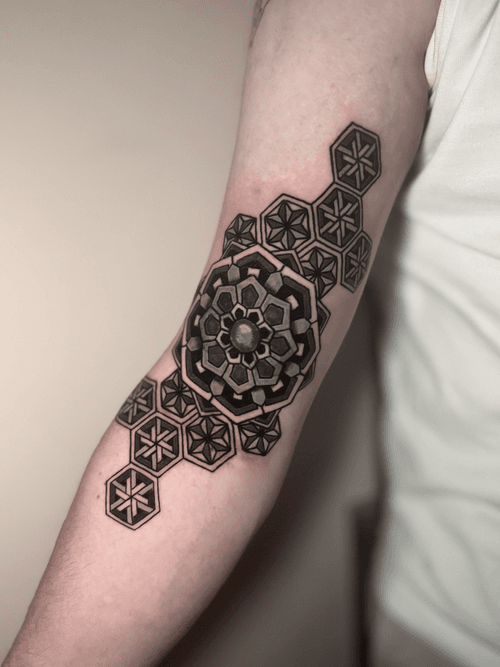 Geometric Arm Pattern