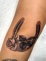 Rose and horseshoe for @ladeathwish made @fiveballhollywood thanks for looking come get yours soon 🖤