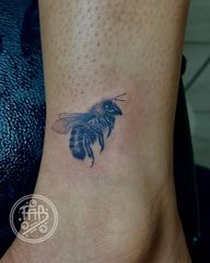 Miniatures bee 🐝 Dm for booking or book directly on page. 1rl #beetattoo #montrealtattooartist #fabpercentink #realisme #miniaturetattoo #bookingopen #ankletattoo