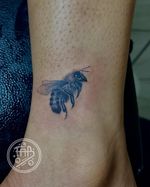 Miniatures bee 🐝 Dm for booking or book directly on page. 1rl #beetattoo #montrealtattooartist #fabpercentink #realisme #miniaturetattoo #bookingopen #ankletattoo