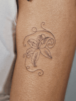 Fineline lily —— as her first tattoo🤍 . #finelinetattoos #finelinetattoo #londontattoo #londontattooartist