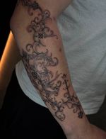 F I L I G R E E ⚜️ Thanks so much for traveling and trusting me with such a cool concept @ben.mccann.71 ✨lovely meeting you! You all know I love a bit of filigree but this is nothing like any I’ve done before and icl I had a great time drawing and tattooing it! It works as both a gap filler and a stand alone piece, can’t go wrong ay 🤷🏻‍♀️ Some freehanded and some stenciled to fit the forearm and around the elbow ✍️ Made at the one and only @sacred_corium_tattoo ♠️♥️♣️♦️ DM me to get yours 💌 #filigreetattoo #finelinetattoo #tattooideas #cybersiglism #singleneedle