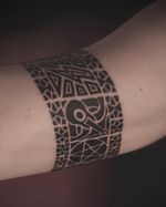 • armring - hard rock • by @timbo.tattoo . Ein weiterer individueller Armring mit Kacheln im micro ornament Style. Dieses Mal gab es das Thema Musik und Freiheit. Ich liebe diesen Stil! . #tattoo #tattooinspiration #tattooideas #tattooartist #artistsoninstagram #inked #blackworktattoo #ornamentaltattoo #mosaictattoo #tattooosnabrück #osnabrück #jerstattoos