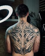J’ai bossé sur ce tatouage de dos pendant deux jours non-stop à la convention @epinaltattooshow de 2023. Un énorme big up à mon client qui a assuré comme un chef, il a tenu le coup jusqu’au bout sans broncher ! Et devinez quoi ? On a raflé la 3e place au concours ‘Best of Black Work Graphique’ ! 🥉 Je vous laisse en juger par vous même ;) 1/3 #tatouage #tatouagefrance #tattoo #tattoomodel #tattooink #tattooed #tattoos #tattooart #tattooworld #ink #inktattoo #inkart #inkwork #inkgirl #ornamentaltattoo #graphictattoo #france #belgique #belgium #lille #tournai #epinal
